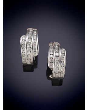 274-PENDIENTES CRIOLLAS DE BRILLANTES CON UN PESO TOTAL DE1,80 CT APROX. Montura en oro blanco de 18K.