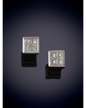 275-ELEGANTES PENDIENTES CON CUATRO BRILLANTES TALLA PRINCESA Y UNA FINA ORLA DE BRILLANTES. Peso total aprox: 0,89 ct.