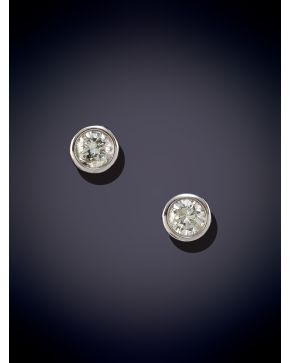 276-ELEGANTES PENDIENTES DE BRILLANTES MONTADOS EN CHATÓN. Peso total de 0,50 ct. Montura en oro blanco de 18k.