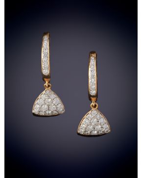 277-BELLAS CRIOLLAS DE LAS QUE PENDEN TRIÁNGULOS CUAJADOS DE BRILLANTES. Montura en oro blanco de 18k.