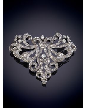 285-ELEGANTE BROCHE DE BRILLANTES AÑOS 50 ADAPTABLE PARA MANTILLA. Diseño vegetal de líneas entrelazadas con brillantes salpicados