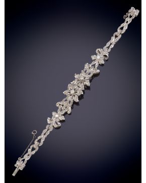 288-CLÁSICA PULSERA DE PEDIDA, AÑOS 50, CON FRENTE DE FLORES CUAJADAS DE BRILLANTES. MONTURA EN ORO BLANCO DE 18K.