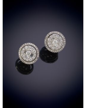 289-ELEGANTES PENDIENTES CUAJADOS DE BRILLANTES. Montura en oro blanco de 18k.