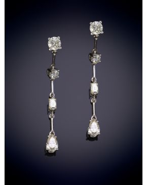 290-PENDIENTES DE DIAMANTES, TALLA BAGUETTE, BRILLANTE Y PERA SOBRE UNA MONTURA DE GARRAS DE ORO BLANCO DE 18K. Peso total de los