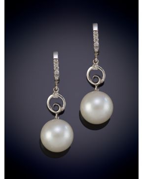 296-BELLOS PENDIENTES DE PERLAS AUSTRALIANAS QUE PENDEN DE UNA CRIOLLA DECORADA CON BRILLANTES. Montura en oro blanco de 18k.