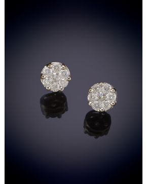 317-ELEGANTES PENDIENTES ROSETÓN CUAJADOS DE BRILLANTES. Montura en oro blanco de 18k.