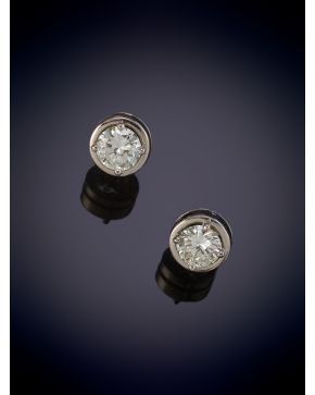 329-PENDIENTES DORMILONAS DE BRILLANTES DE 0,75CT. APROX. CADA UNA DE GRAN CALIDAD. Sobre una montura de garras en oro blanco de 1