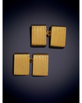 333-ELEGANTES GEMELOS CUADRADOS DE PATRÓN RAYADO EN ORO AMARILLO DE 18K.