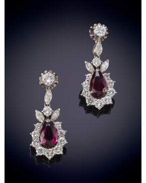 335-ELEGANTES PENDIENTES DE RUBÍES, TALLA PERA, CON UN PESO TOTAL DE 1,90CT. APROX ORLADOS POR BRILLANTES, CALIDAD EXTRA. Clásico