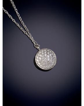 356-ELEGANTE COLGANTE CON UNA ESFERA CUAJADA CON BRILLANTES EN PAVÉ. Peso aprox de los brillantes: 0,18 ct. Montura y cadena en or