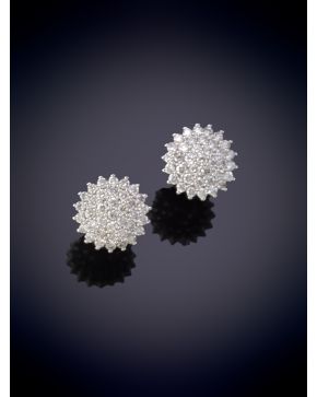 357-ELEGANTES PENDIENTES DE BRILLANTES MONTADOS EN PAVÉ. Montura en oro blanco de 18k.