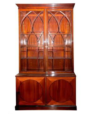 2262-Gran mueble vitrina inglés, principios del s. XIX. Cuerpo inferior con doble puerta con estantes y gavetas al inter