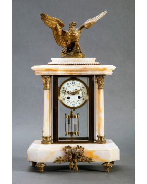 2167-Reloj de sobremesa, Francia s. XIX, sobre un panteón de mármol con aplicaciones en bronce y decorado con un águila 