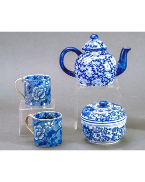 2237-Lote oriental formado por tetera, dos tazas, tibor y cuenco en porcelana azul y blanca con decoración floral. Al