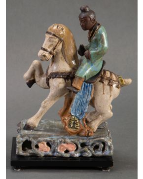 2234-Decorativa figura de guerrero japonés a caballo en porcelana policroma en mate sobre peana de madera. Altura: 30