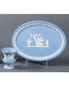 2185-Lote de dos piezas en loza inglesa de Wedgwood blue jasperware", segundo cuarto s. XX , compuesto por pequeña copa 