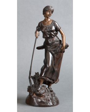 2142-EMILE LOUIS PICAULT (1833-1915) Campesina" Figura en bronce pavonado. Firmada en la base.  Altura: 40 cm."