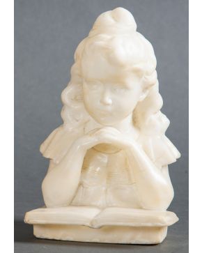 2197-ESCUELA ITALIANA, PP. S. XX Niña leyendo" Escultura en alabastro Altura: 21 cm. "