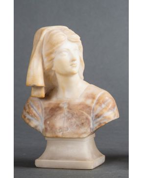 2196-ESCUELA ITALIANA, PP. S. XX Joven con tocado" Escultura de busto en mármol y alabastro Altura: 18 cm."