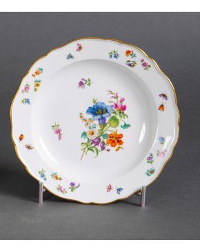 2217-Plato en porcelana esmaltada de Meissen, “Deutsche blumen”, primera mitad s. XIX, con decoración floral en campo y 