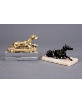 2198-ESCUELA FRANCESA, S. XX Pareja de perros" Dos esculturas en bronce dorado y pavonado. Una sobre peana de márm