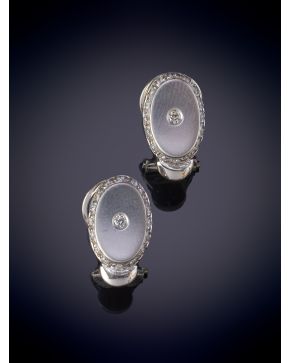 112-BELLOS PENDIENTES EN FORMA OVAL DECORADOS POR BRILLANTES sobre una montura en oro blanco de 18K.