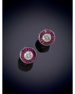 118-PENDIENTES DE RUBIES Y ORLA DE BRILLANTES SOBRE UNA MONTURA DE ORO BLANCO DE 18K.