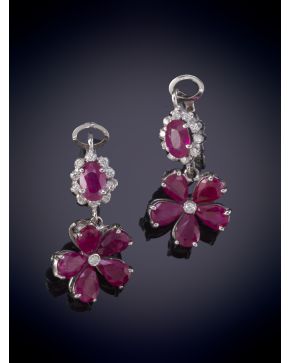 154-BELLOS PENDIENTES DE FLORES RUBIES QUE PENDEN DE UN ROSETON CON UN RUBI ORLADO POR BRILLANTES. M