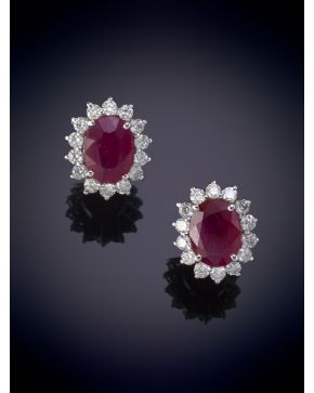 155-ELEGANTES PENDIENTES DE RUBIES TALLA OVAL ORLADO POR BRILLANTES. Montura en oro blanco de 18k.