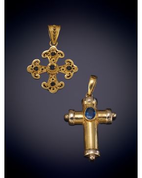 175-LOTE DE DOS CRUCES EN ORO AMARILLO DE 18K DECORADAS CON ZAFIROS, UNA EN FILIGRANA DE ORO.