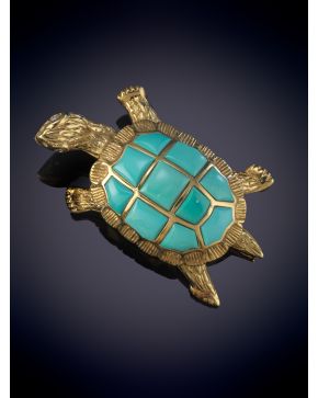 190-ORIGINAL BROCHE DE TORTUGA CON TURQUESAS Y OJOS CON BRILLATES. Montado en oro amarillo 18k.