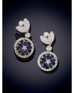 194-ELEGANTES PENDIENTES COLGANTES EN FORMA DE FLOR CON PÉTALOS DE ZAFIROS Y CENTRO DE BRILLANTE, OR