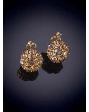 68-BELLOS PENDIENTES ANTIGUOS ROSETÓN DE DIAMANTES CON UN PESO TOTAL DE 3 CT. APROX. SOBRE UNA MONTU