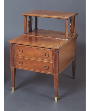 2183-Mueble auxiliar en dos alturas en forma de escalera, C. 1950 Medidas: 66,5 x 64 x 44 cm