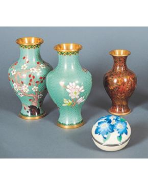 2123-Lote formado por tres jarrones estilo oriental en esmalte cloisonné y una cajita con decoración de flores esmaltadas en la ta