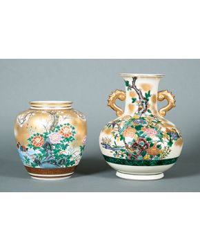 2131-Lote de dos jarrones en porcelana de Satsuma con decoración floral, Japón C. 1940 Altura mayor: 36,5 cm