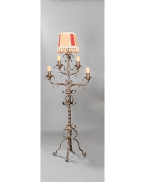 2193-Lámpara de pie a modo de candelabro español antiguo en bronce compuesto por cinco luces. Altura sin tulipa: 150 cm.