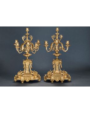 2078-Pareja de candelabros de seis luces en bronce dorado, Francia, s. XIX. Decoración vegetal relevada, hojas de acanto y perímet