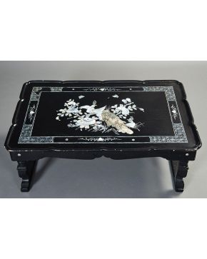 2205-Mesa de centro de estilo oriental en madera lacada en negro con tapa decorada con madreperla formando motivos de aves y flore