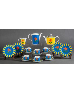 2108-Juego en porcelana de Vista Alegre con viva decoración de flores en tonos naranjas, amarillos y azules. Se compone de cafeter