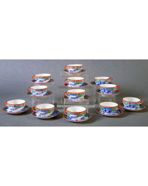 2133-Lote formado por 11 tazas con sus platitos en porcelana tipo cáscara de huevo estilo Imari, pp. s. XX, con decoración vegetal