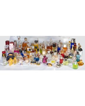 2115-Lote de aproximadamente 100 frascos de perfumes vacíos de diferentes marcas Diferentes medidas.