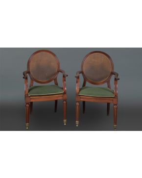 2163-Pareja de butacas con asiento y respaldo de rejilla en madera de caoba. Altura: 104 cm.