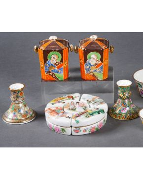 2130-Lote de varias piezas orientales en porcelana esmaltada: dos cajas Satsuma con tapa, dos candeleros, conjunto circular de caj