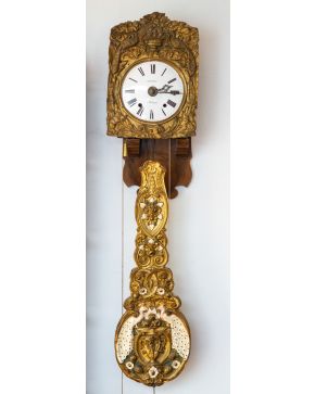 2066-Relojes francés de pared modelo Moret, c. 1900, en metal dorado y policromado con decoración animal, vegetal y de tornapuntas