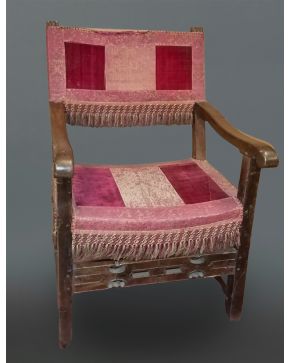 2197-Sillón frailero en madera de nogal, S. XVII, con tapicería de brocado y terciopelo. Medidas: 104 x 54 x 62 cms.