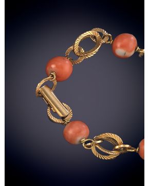 118-ANTIGUA PULSERA DE CUENTAS DE CORAL SOBRE UNA MONTURA DE ORO 18K.