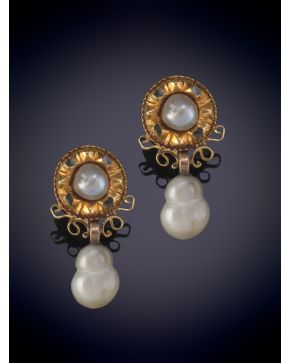 132-PENDIENTES ANTIGUOS CON CAIDA DE PERLAS Y DIAMANTES TALLA ROSA. Montura en oro amarillo 18k.