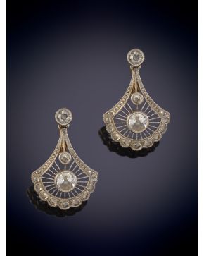 139-SENCILLOS PENDIENTES ANTIGUOS CON DISEÑO CALADO Y DIAMANTE TALLA ANTIGUA. Montura en oro amarillo de 18k.