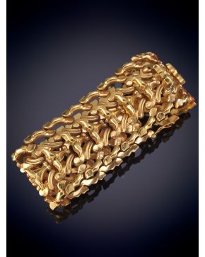 159-GRAN BRAZALETE ANCHO DE FORMAS GEOMÉTRICAS SOBRE UNA MONTURA DE ORO AMARILLO DE 18K. 